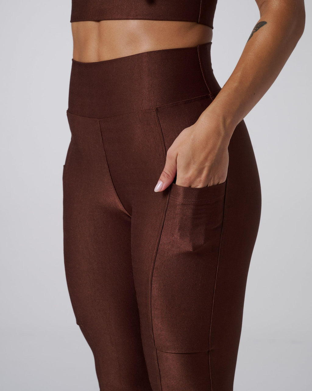 Conjunto Melaine Caneladinho Marrom Couro - Detalhe Tecido